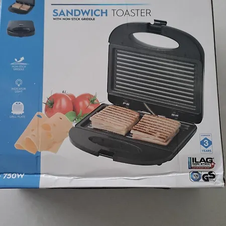 Petite Maison Dans Avec Piscine Et Acces Direct A La بيت للعطل *