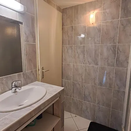 Petite Maison Dans Avec Piscine Et Acces Direct A La