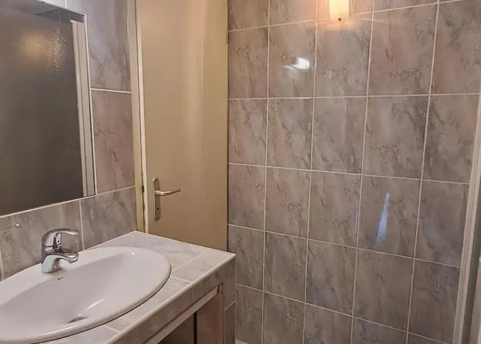 Petite Maison Dans Avec Piscine Et Acces Direct A La